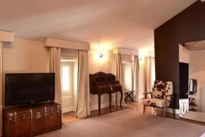 TV a/nebo společenská místnost v ubytování Palacete Chafariz Del Rei - by Unlock Hotels