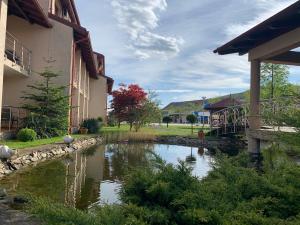 アルバ・ユリアにあるHotel Astoriaの建物の中庭にある池