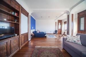 a living room with a couch and a tv at La Tolda - La Vista Clara in Naples