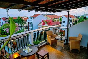 A balcony or terrace at Green Sand Homestay