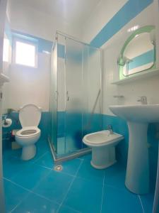 Duraj Apartment في سارنده: حمام مع مرحاض ومغسلة ودش