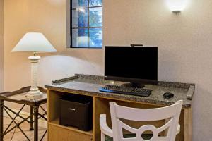 En TV eller et underholdningssystem på La Quinta Inn by Wyndham Stockton