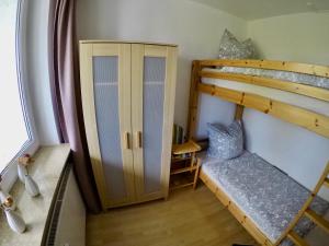 een kleine kamer met een stapelbed en een kast bij FeWo Kappi Winterberg in Winterberg