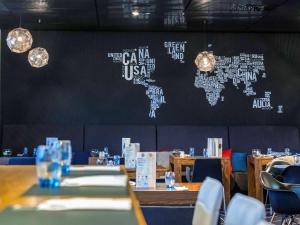 Reštaurácia alebo iné gastronomické zariadenie v ubytovaní Novotel Katowice Centrum