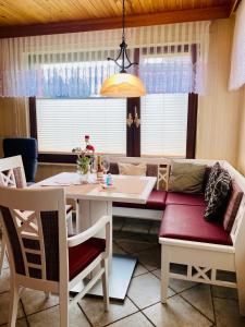 ein Wohnzimmer mit einem Tisch und einem Sofa in der Unterkunft kleine Seemöwe in Zingst
