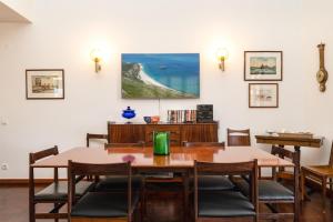 - une salle à manger avec une table et des chaises dans l'établissement Vivenda MiraSerra, à Santana
