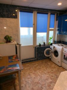キーウにあるOne bedroom on Rusanovkaの洗濯機と窓付きのランドリールーム