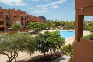 ośrodek z basenem oraz drzewami i budynkami w obiekcie Apartamentos Sotavento - Playa La Tejita - El Médano w mieście El Médano
