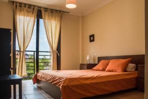 sypialnia z łóżkiem i dużym oknem w obiekcie Apartamentos Sotavento - Playa La Tejita - El Médano w mieście El Médano
