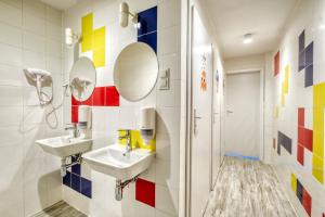 Koupelna v ubytování Level Rooms + 37 fotografií