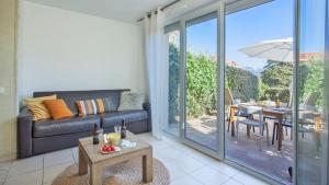 Posezení v ubytování Mare appart avec jardin et bbq vue mer et montagne plage et port à 2 pas