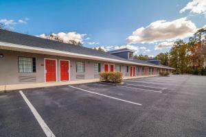 un edificio con puertas rojas en un aparcamiento en Econo Lodge Inn & Suites Cayce en Cayce