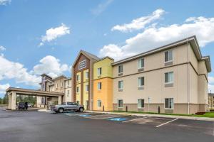 un edificio con un coche aparcado en un aparcamiento en Sleep Inn Spokane Airport en Spokane