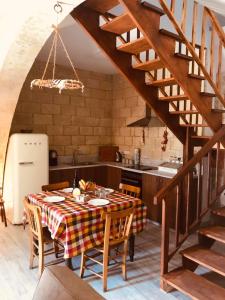 cocina y comedor con mesa y escalera en Vouni Clock House, en Vouni