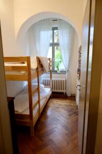 a room with two bunk beds and a window at 110 qm Ferienwohnung Stadtvilla Halberstadt - Dem Tor zum Harz in Halberstadt