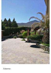 einen Steinweg in einem Hof mit einem Haus in der Unterkunft B&b L'Oasi del Vulture in Rapolla