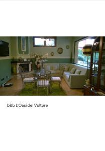 salon z kanapą i stołem w obiekcie B&b L'Oasi del Vulture w mieście Rapolla