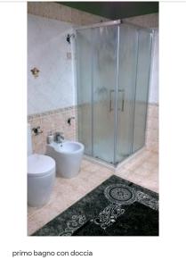 łazienka z prysznicem, toaletą i umywalką w obiekcie B&b L'Oasi del Vulture w mieście Rapolla +28 zdjęć