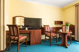 Televízia a/alebo spoločenská miestnosť v ubytovaní Hotel Wersal