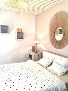 1 dormitorio con cama y espejo en la pared en studio Ti caz bonheur en Le Lambert