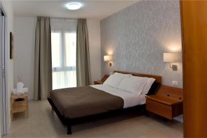 Posteľ alebo postele v izbe v ubytovaní Garda Bloom Holiday Apartments + 37 fotografií