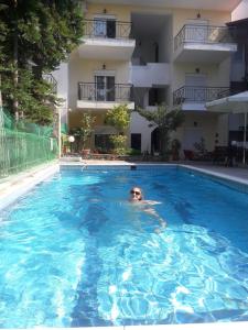 un hombre nadando en una piscina en un edificio en Kallithea studio, en Kallithea Halkidikis