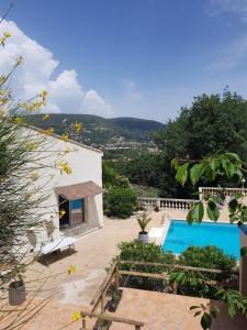 a house with a swimming pool in a yard at Villa Manoe in Draguignan