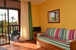 salon z kanapą i balkonem w obiekcie Yuremar La Puntilla Apt 3 w mieście Valle Gran Rey