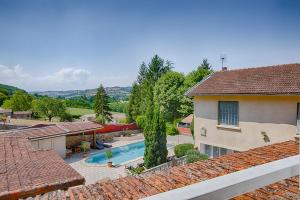 an aerial view of a house with a swimming pool at La maison d'Hana in Saint-Bonnet-de-Valclérieux