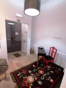 Habitación con mesa, silla y alfombra. en Temple Suites Guesthouse, en Portimão