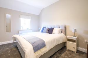 En eller flere senge i et værelse på The Dower Cottage