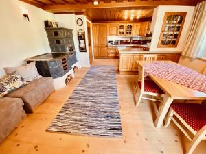 Wastlbauer في ماتزي: غرفة معيشة مع طاولة وموقد