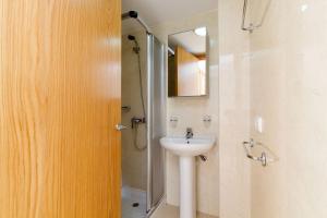 Bilik mandi di Ground Floor with private garden Bellresguard +16 gambar