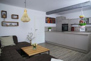 sala de estar con sofá y mesa en Ferienwohnung Julia, en Kurort Gohrisch