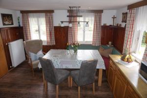 uma sala de jantar com mesa e cadeiras em Peterlhaus em Kleinarl