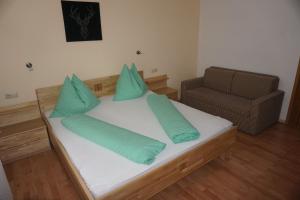 クライナルにあるPeterlhausのベッドルーム1室(青い枕とソファ付)