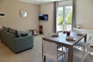 Televízia a/alebo spoločenská miestnosť v ubytovaní Garda Bloom Holiday Apartments