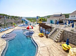 an image of a pool at a resort at Stormy Point Village in Branson