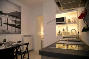 Una cocina con encimera y mesa en una habitación. en Giripaso Apartment, en Florencia