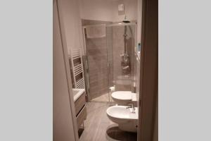 a bathroom with two toilets and a shower and a sink at Giripaso Apartment in Florence