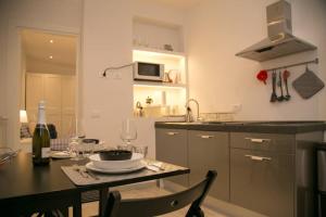 cocina con mesa y botella de vino en Giripaso Apartment, en Florencia