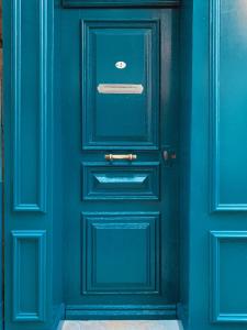 una puerta azul con un mango en ella en Studio Olive, en La Ciotat