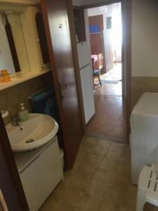 uma casa de banho com um lavatório e um WC em B&B LOKEV Sezana em Lokev