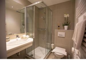 Ένα μπάνιο στο Gästehaus Schusser an der Therme, Frühstück, Doppelzimmer und Ferienwohnung +59 φωτογραφίες