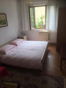 Un dormitorio con una cama grande y una ventana en B&B LOKEV Sezana en Lokev