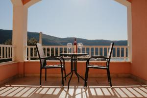 - Balcón con vistas, mesa y 2 sillas en Hotel Villa Matic, en Neum