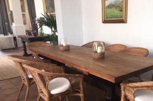 een eetkamer met een houten tafel en stoelen bij Hotel Valdecoro in Potes