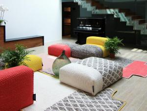 a living room with four chairs and a table at Hotel Raval de la Mar in Vila-seca