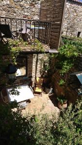 an overhead view of a patio with a table and chairs at La maison du brocanteur in Aiguèze