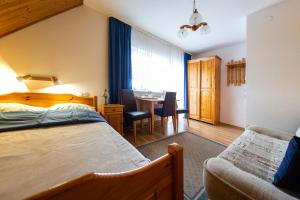 a hotel room with a bed and a table at Szyper in Jastarnia